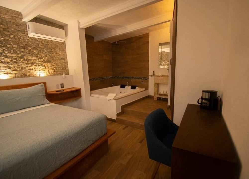 Habitación con cama extragrande y bañera de hidromasaje