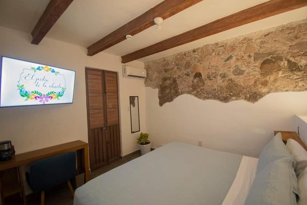 Habitación con cama extragrande.