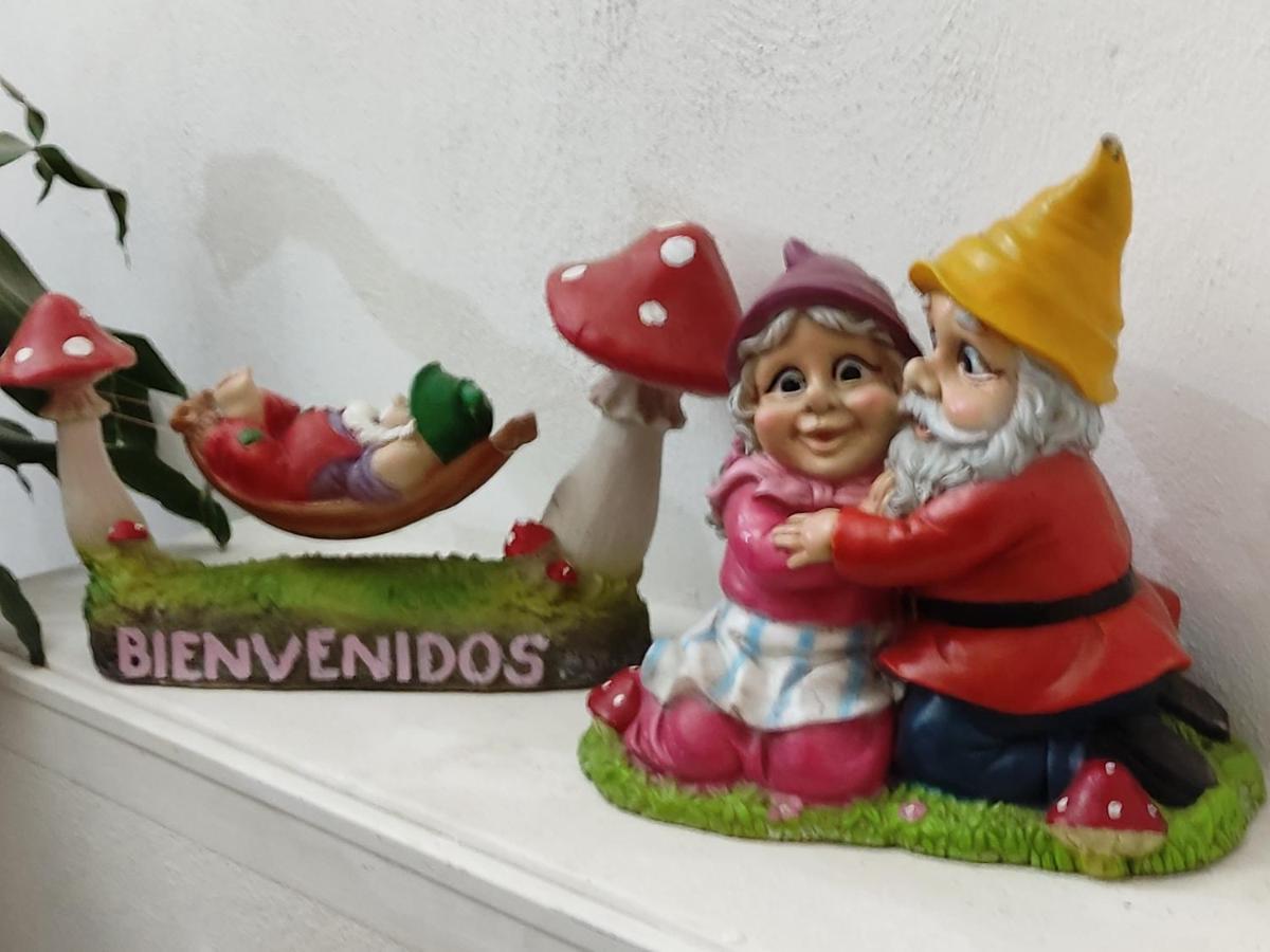Suite con cama grande y balcón