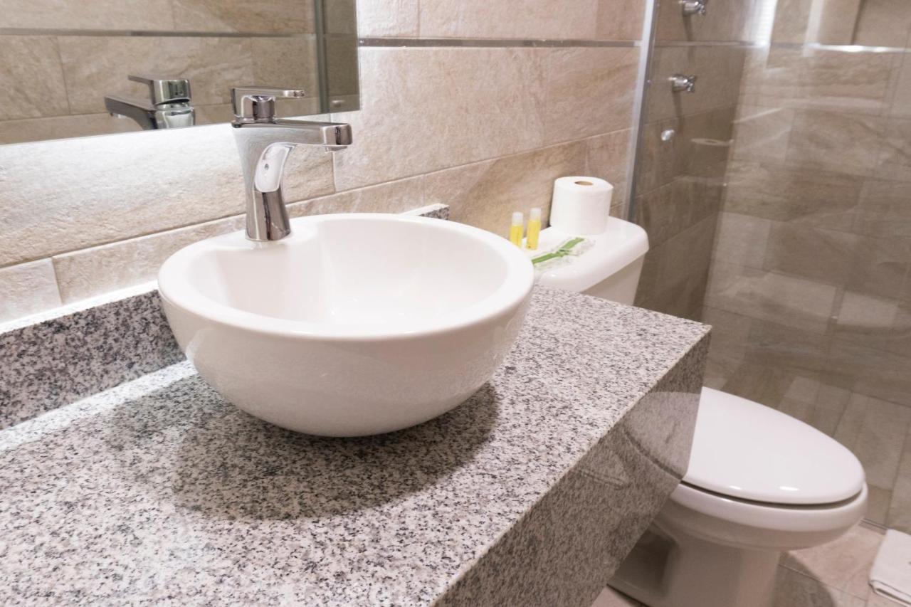 Habitación con cama extragrande.