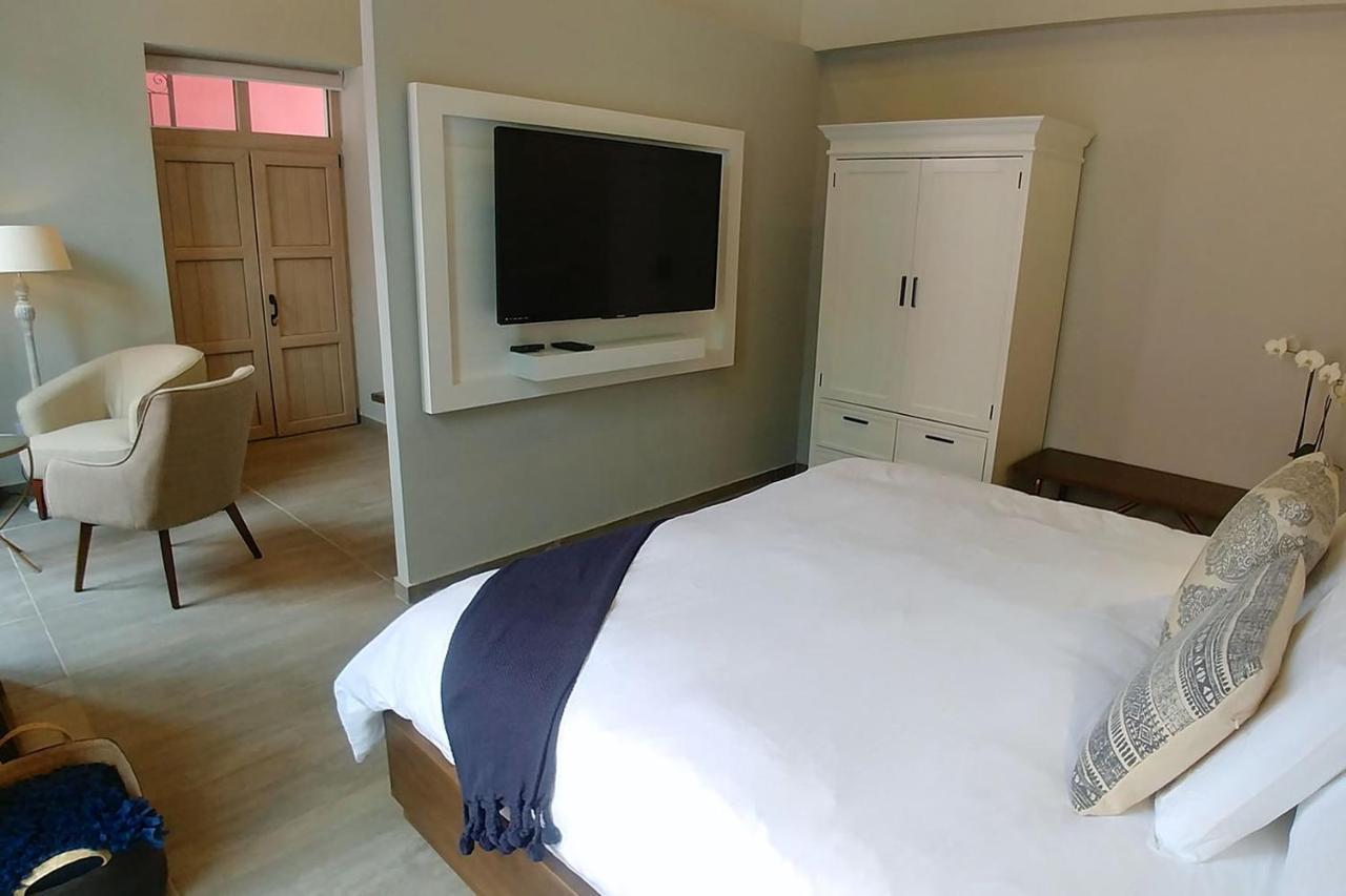 Deluxe King Suite