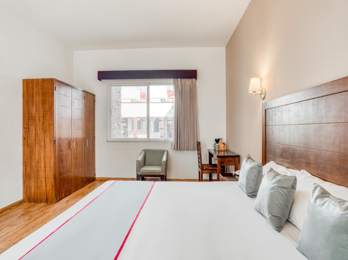 Habitación con cama grande